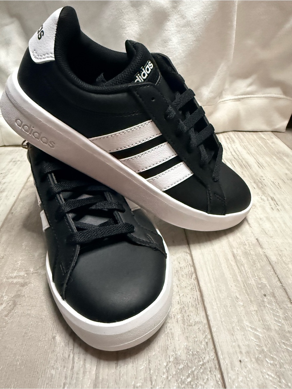 Adidas Grand Court 3.0 Youth Size 3.5 Black White Sneakers New With Tags